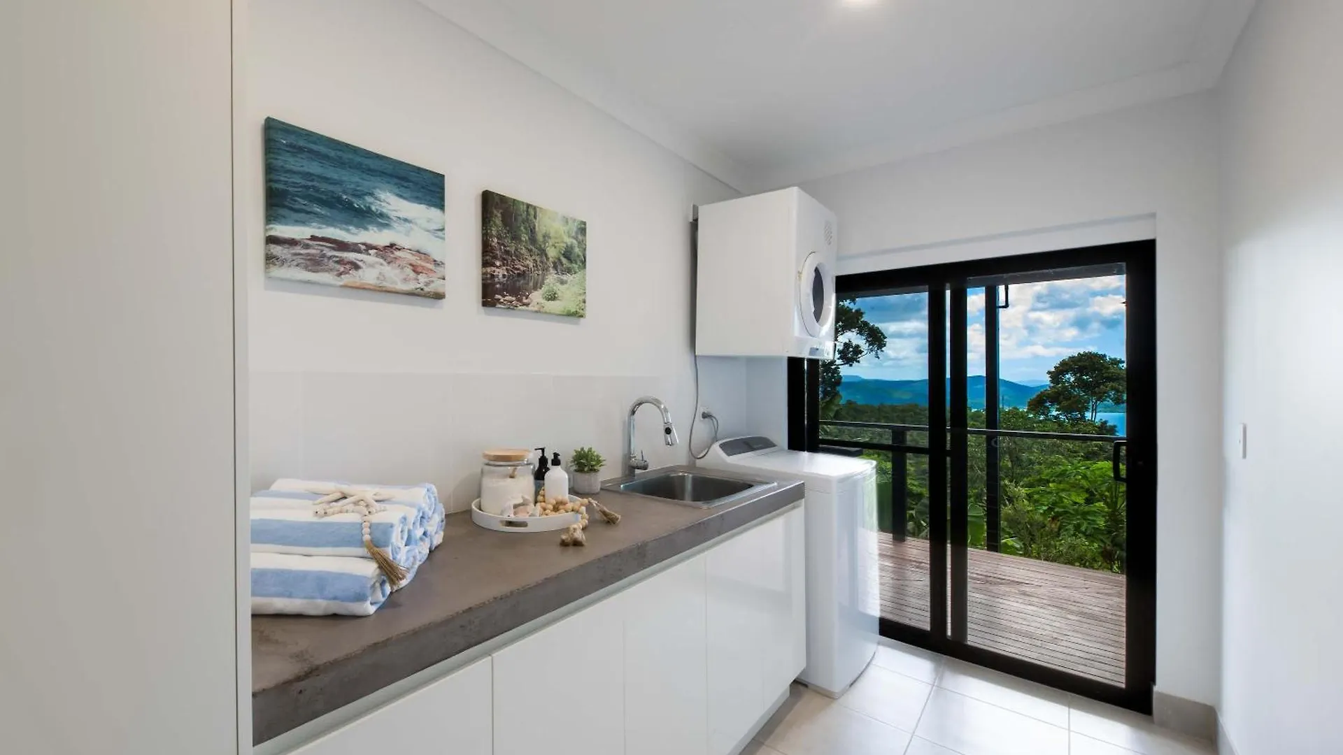 'Nine Islands' Airlie Beach Luxury Holiday Home With Ocean Views