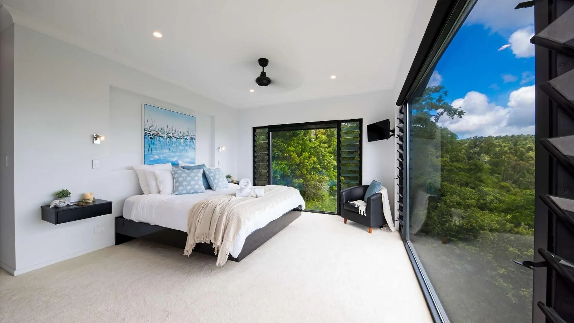 'Nine Islands' Airlie Beach Luxury Holiday Home With Ocean Views