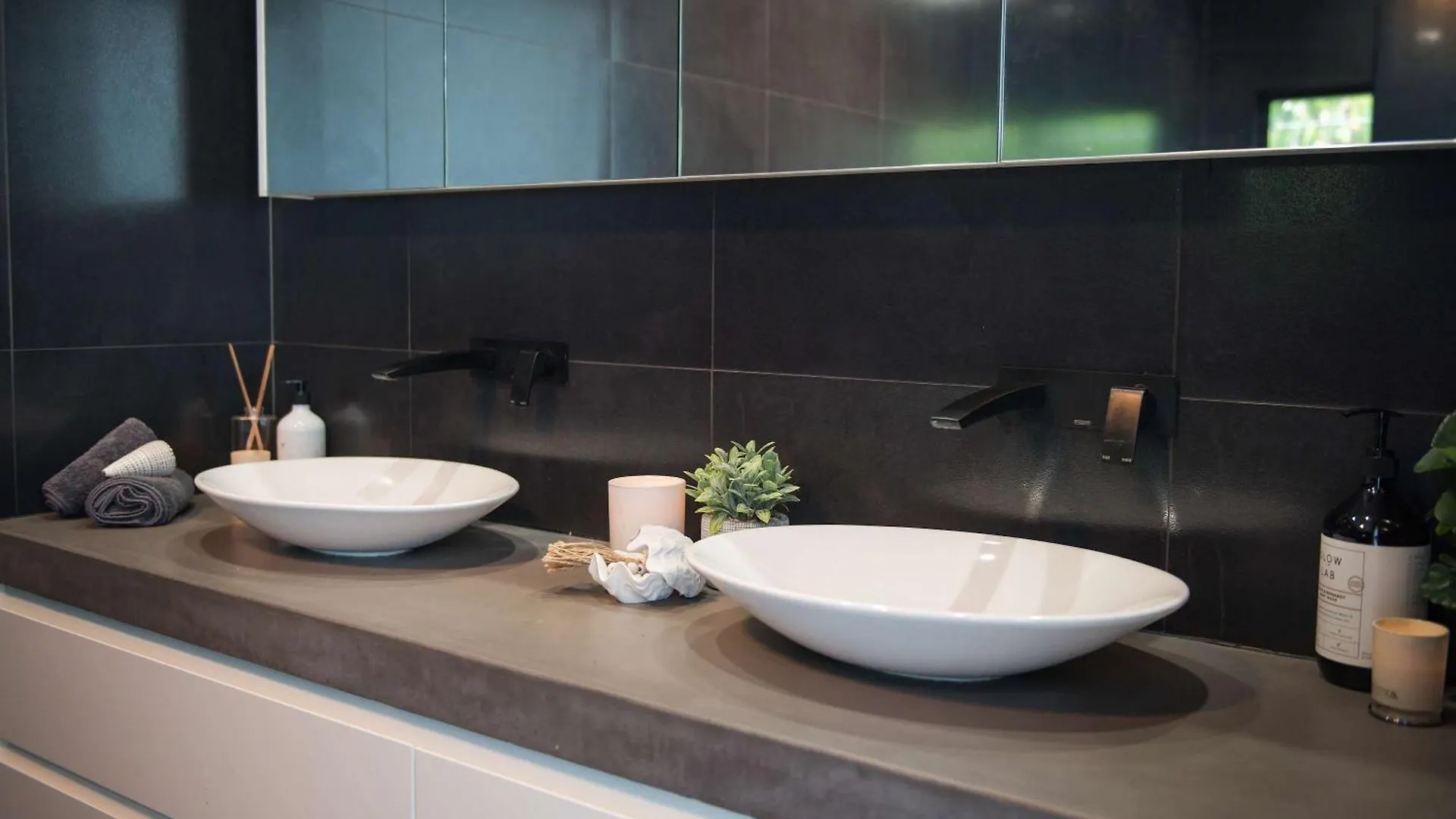 'Nine Islands' Airlie Beach Luxury Holiday Home With Ocean Views