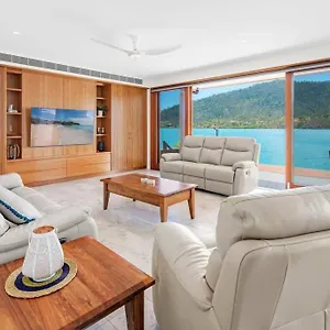  Holiday home 14 The Cove - Waterfront Whitsunday