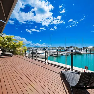  Holiday home Airlie Marina-front Luxury At 10 The Cove