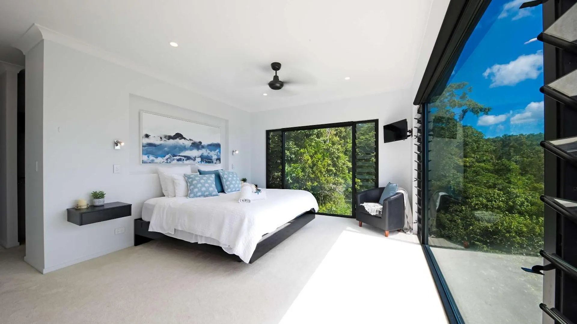'Nine Islands' Airlie Beach Luxury Holiday Home With Ocean Views